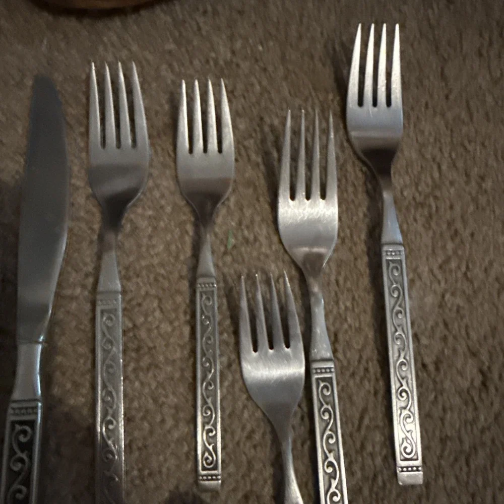 Vintage Oneida Spanish Court Fork Knives Spoon Set stainless